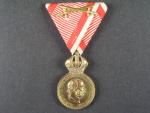 Vojenská záslužná medaile Signum Laudis F.J.I., zlacený bronz, původní voj. stuha s meči