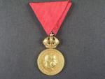 Vojenská záslužná medaile Signum Laudis F.J.I., zlacený bronz, původní stuha