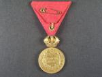 Vojenská záslužná medaile Signum Laudis F.J.I., zlacený bronz, původní stuha