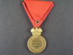 Vojenská záslužná medaile Signum Laudis F.J.I., zlacený bronz, původní stuha