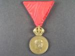 Vojenská záslužná medaile Signum Laudis F.J.I., zlacený bronz, původní stuha
