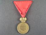 Vojenská záslužná medaile Signum Laudis F.J.I., zlacený bronz, původní stuha