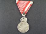 Stříbrná vojenská záslužná medaile Signum Laudis Karel I., postříbřený bronz, původní voj. stuha
