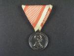 Medaile za statečnost II. třídy, Ag, původní vojenská stuha, vydání 1914 - 1917 na hraně značka A
