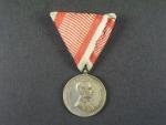Medaile za statečnost II. třídy, náhradní kov, původní vojenská stuha, vydání 1914 - 1917