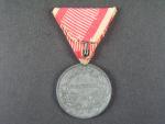 Medaile za statečnost I. třídy, náhradní kov, původní vojenská stuha, vydání 1917 - 1918
