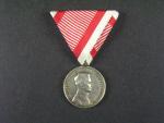 Medaile za statečnost II. třídy, Ag, nová vojenská stuha, vydání 1917 - 1918, na hraně značka A