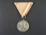 Medaile za statečnost II. třídy, postříbřený bronz, původní vojenská stuha, vydání 1917 - 1918, na hraně značka BRONZE