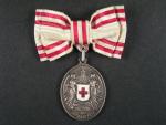Stříbrná čestná medaile Za zásluhy o Červený Kříž na dámské stuze, postříbřená, náhradní kov