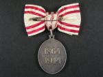 Stříbrná čestná medaile Za zásluhy o Červený Kříž na dámské stuze, postříbřená, náhradní kov