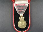 Vojenská záslužná medaile Signum Laudis F.J.I., zlacený bronz, původní páska za 3x udělení, značka ZIMBLER WIEN + orig. etue