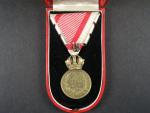 Vojenská záslužná medaile Signum Laudis F.J.I., zlacený bronz, původní páska za 3x udělení, značka ZIMBLER WIEN + orig. etue