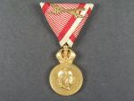 Vojenská záslužná medaile Signum Laudis F.J.I., zlacený bronz, původní voj. stuha s meči