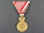 Vojenská záslužná medaile Signum Laudis F.J.I., zlacený bronz, původní voj. stuha s meči