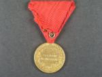 Vojenská jubilejní pam. medaile z r.1898, zlacený bronz, původní stuha