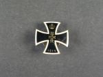 Odznak ve tvaru železného kříže, Turneři, uchycení do knoflíkové dírky