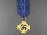 Záslužný odznak za věrné služby, 1. stupeň zlatý za 40 let, pozlacený bronz, smalt, původní stuha