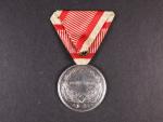 Medaile za statečnost I. třídy, náhradní kov, původní vojenská stuha, vydání 1917 - 1918