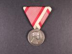 Medaile za statečnost II. třídy, Ag, nová vojenská stuha, vydání 1917 - 1918, na hraně značka A