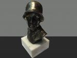 Busta vojáka Wehrmachtu, výška i s podstavcem 130 mm, mírně promáčklá helma