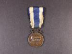 Československá vojenská medaile Za zásluhy, bronzová, Londýnské vydání, naražená hrana