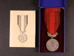 Medaile - Za zásluhy o obranu vlasti - ČSR, punc Ag 900/1000, výrobce Zukov, ministužka, etue a průkaz