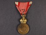 Bronzová Vojenská záslužná medaile Signum Laudis F.J.I., poškrábaná, původní voj. stuha