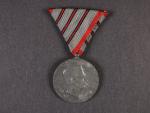 Medaile Za zranění z r. 1917 na stuze za tři zranění, na hraně značka W&A