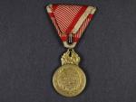 Bronzová vojenská záslužná  medaile - SIGNUM LAUDIS Karel I., původní vojenská stuha, na hraně značka BRONZE