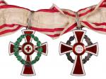 Vyznamenání za Zásluhy o Červený kříž, kříž I. stupně s válečnou dekorací, punc Ag, značka výrobce JS (Johann/Rudolf Souval), původní kratší stuha