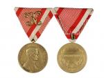 Zlatá medaile za statečnost, 9. vydání 1917-1918 Karel, na hraně punc hl. punc. úřadu Vídeň, A v kroužku a ryzostní značka 835, medailér KAUTSCH, původní trojúhelníková stuha s písmenem 
