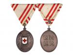 Stříbrná čestná medaile za Zásluhy o Červený kříž, na hraně punc hl. punc. úřadu Vídeň, A v kroužku, původní trojúhelníková stuha