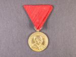 Záslužná medaile Za 40 let věrné služby z r. 1898, na stuze pro civilní osoby, zlacený bronz
