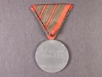 Medaile Za zranění z r. 1917 na stuze za dvě zranění, na hraně značka W&A a 1918