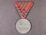 Medaile Za zranění z r. 1917 na stuze za čtyři zranění, na hraně značka W&A