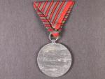 Medaile Za zranění z r. 1917 na stuze za pět zranění, na hraně značka CW 18