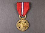 Československá revoluční medaile, těžký typ, varianta s podpisem medailera