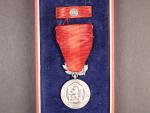 Medaile - Za zásluhy o obranu vlasti - ČSSR, punc Ag 900, značka výrobce Zukov