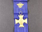 Policejní služební odznak 1. třídy, za 25 let služby, původní etue