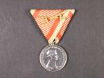 Medaile za statečnost II. třídy, Ag, původní vojenská stuha s meči, vydání 1917 - 1918, na hraně značka A