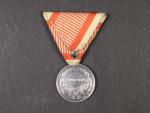 Medaile za statečnost II. třídy, Ag, původní vojenská stuha s meči, vydání 1917 - 1918, na hraně značka A