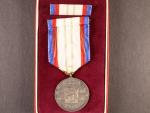 Medaile - Za upevňování přátelství ve zbrani II. třída, etue