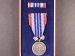 Vyznamenání - za pracovní věrnost - ČSSR, punc Ag, ryzostní značka 925, značka výrobce Mincovna Kremnica, etue a udělovací průkaz