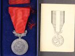 Medaile - Za zásluhy o obranu vlasti - ČSR, punc Ag, ryzostní značka 900, značka výrobce Zukov, udělovací průkaz a etue