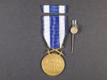 Československá vojenská medaile „za zásluhy“ bronzová + miniatura