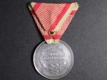 Stříbrná medaile za statečnost, 1. třídy, 5. vydání 1849-1859 F.J.I., původní vojenská stuha, otřelá, úhozy
