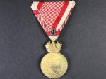 Vojenská záslužná medaile Signum Laudis F.J.I., zlacený bronz, původní voj. stuha s meči