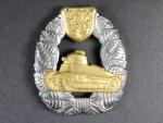 Odznak za výtečné řízení útočných vozidel pro důstojníky a rotmistry 1936-1948, provedení po r. 1945, na reversu značka výrobce J. Zineder Vrkoslavice, ulomený jeden úchyt