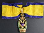 Řád železné koruny 2. třídy s válečnou dekorací, pozlacený bronz, na pendiliích značka výrobce A.E.KÖCHERT WIEN