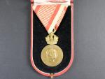 Vojenská záslužná medaile Signum Laudis F.J.I., zlacený bronz, původní vojenská stuha + orig. etue, víčko domalované